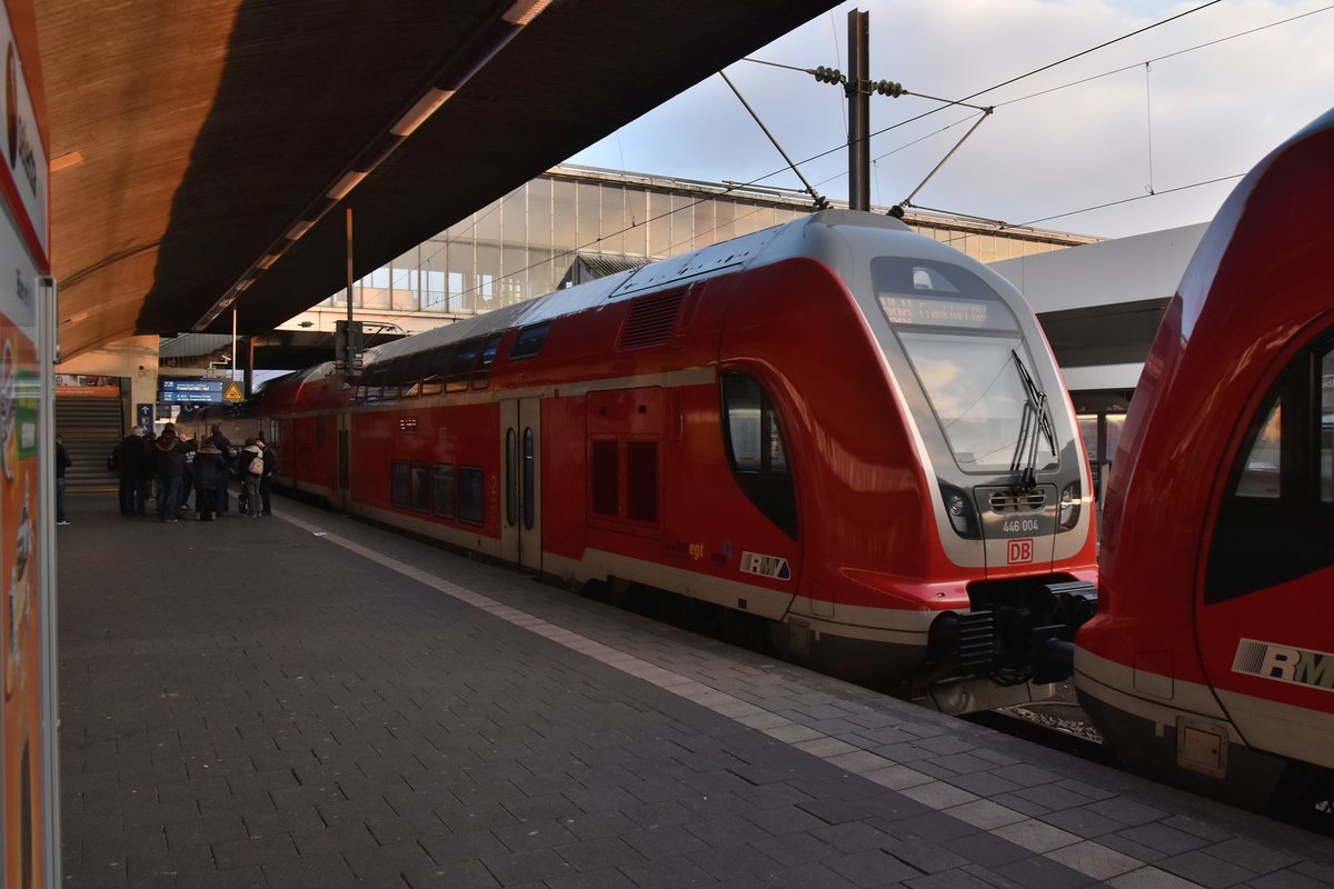 Blick auf die Front des 446 004 der als Halbzug in Heidelberg Hbf in einem RB68 nach Frankfurt Main Hbf am heutigen Sonntag den 18.2.2018