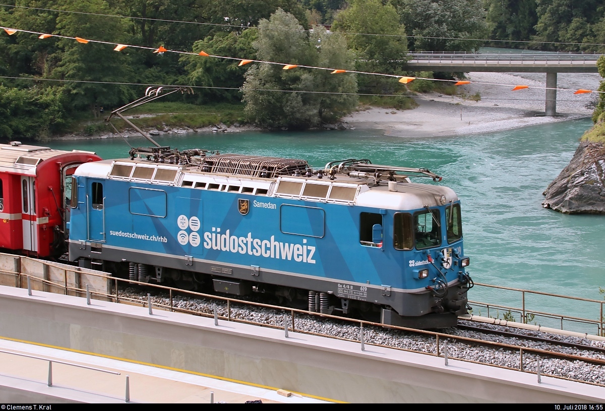 Blick auf Ge 4/4 II 619  Samedan  mit Werbung für die Tageszeitung  Südostschweiz  der Rhätischen Bahn (RhB) als IR 1152 von St. Moritz (CH) nach Chur (CH), der die Alte Hinterrheinbrücke beim Bahnhof Reichenau-Tamins (CH) befährt.
[10.7.2018 | 16:55 Uhr]