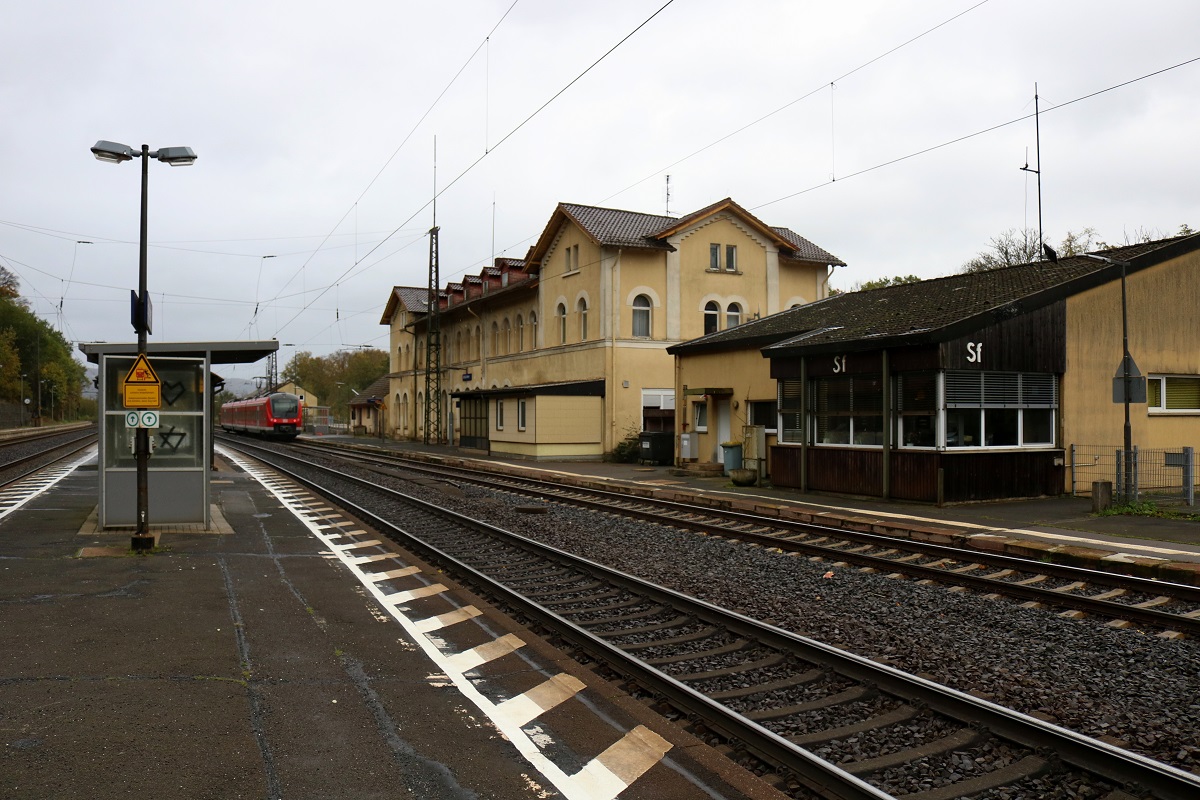 Blick auf Gleis 2 und den Hausbahnsteig (Gleis 1) des Bahnhofs Schlüchtern mit Bahnhofsgebäude und Relaisstellwerk Sf. [22.10.2017 | 12:39 Uhr]