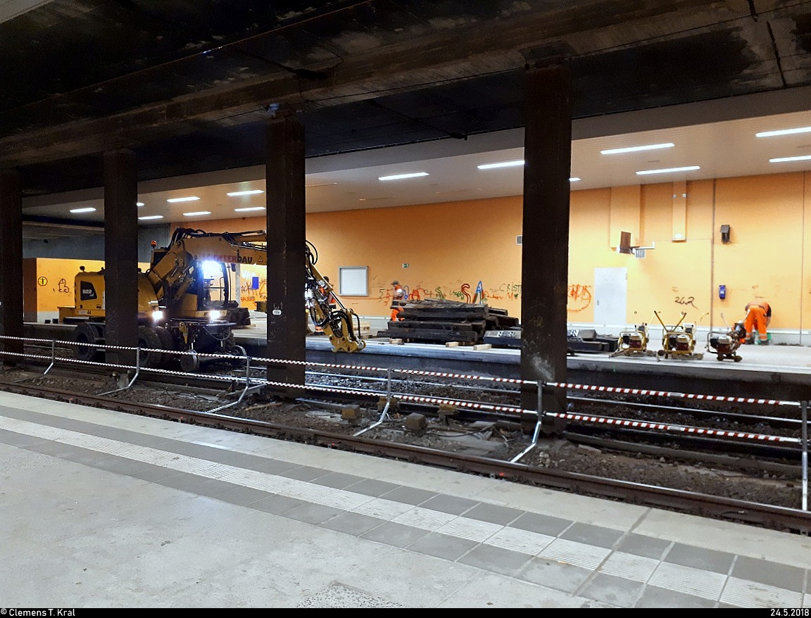 Blick auf die Gleisbauarbeiten im Hp Halle-Neustadt (auch  Tunnelbahnhof  genannt) auf Gleis 1. Einige Holzschwellen wurden bereits ausgetauscht und liegen auf dem Bahnsteig.
Ebenfalls im Bild integriert ist ein Zweiwegebagger (Atlas GmbH) der Schweerbau GmbH & Co. KG.
[24.5.2018 | 20:04 Uhr]