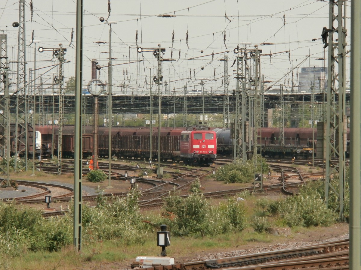 Blick auf den Güterbahnhof von Neuss, wo sich 151 059-3 ausruht. Neuss 17.04.2014