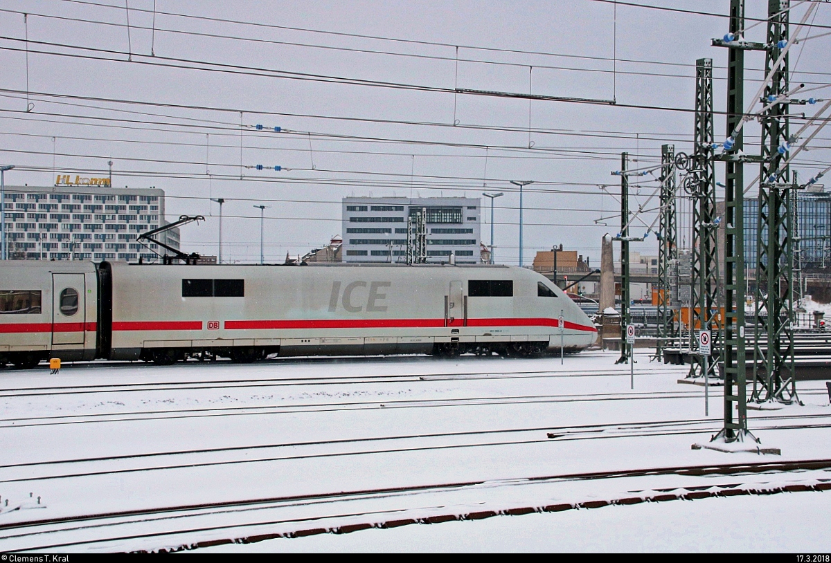 Blick auf den hinteren Triebkopf 401 065-8 (Tz 165) als verspäteter ICE 709 (Linie 18) von Hamburg-Altona nach München Hbf, der Halle(Saale)Hbf auf Gleis 8 erreicht. [17.3.2018 | 17:34 Uhr]