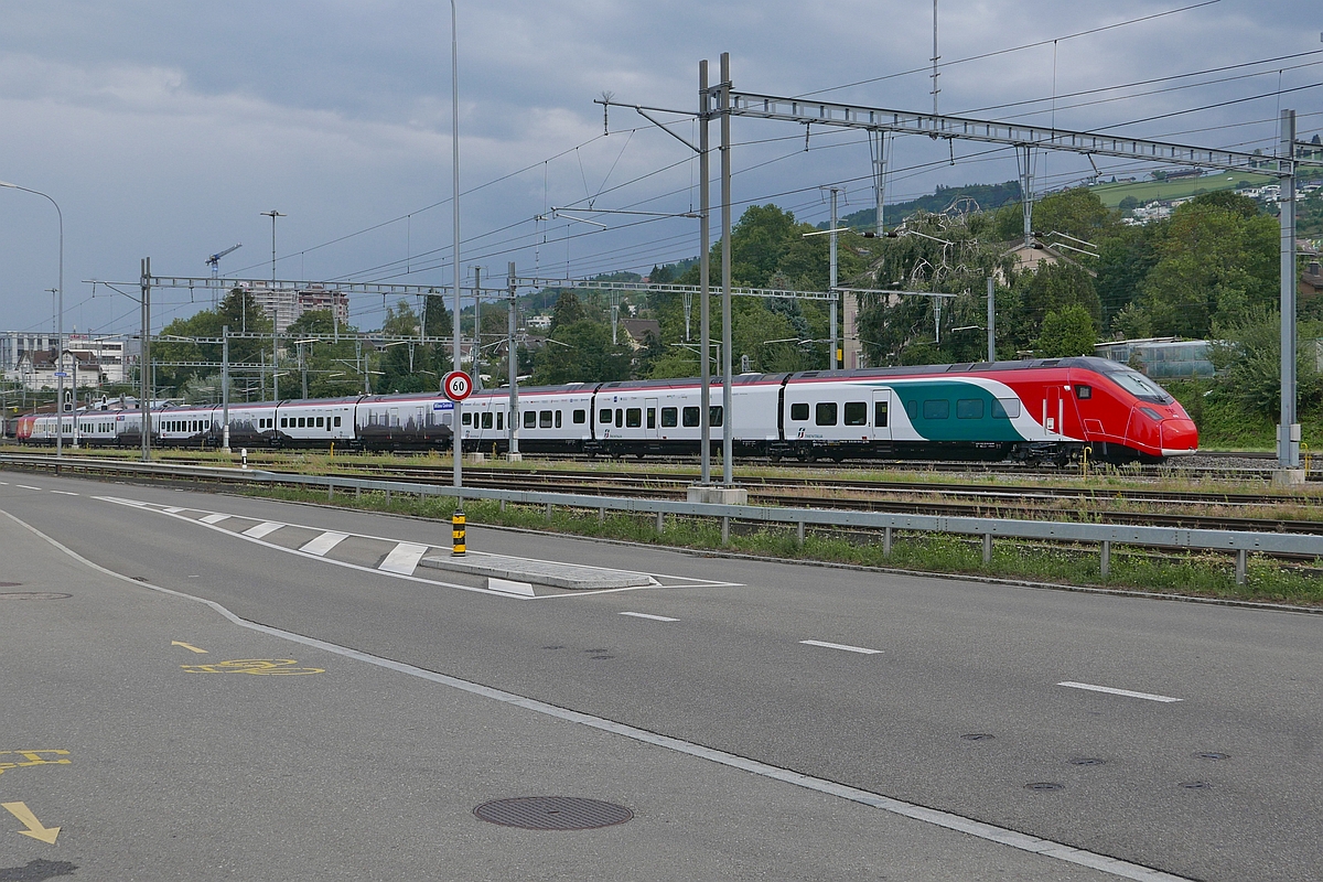 Blick auf den italienisch beklebten Teil von RABe 501 004-2, abgestellt am 24.08.2018 im Bahnhof von Rorschach.