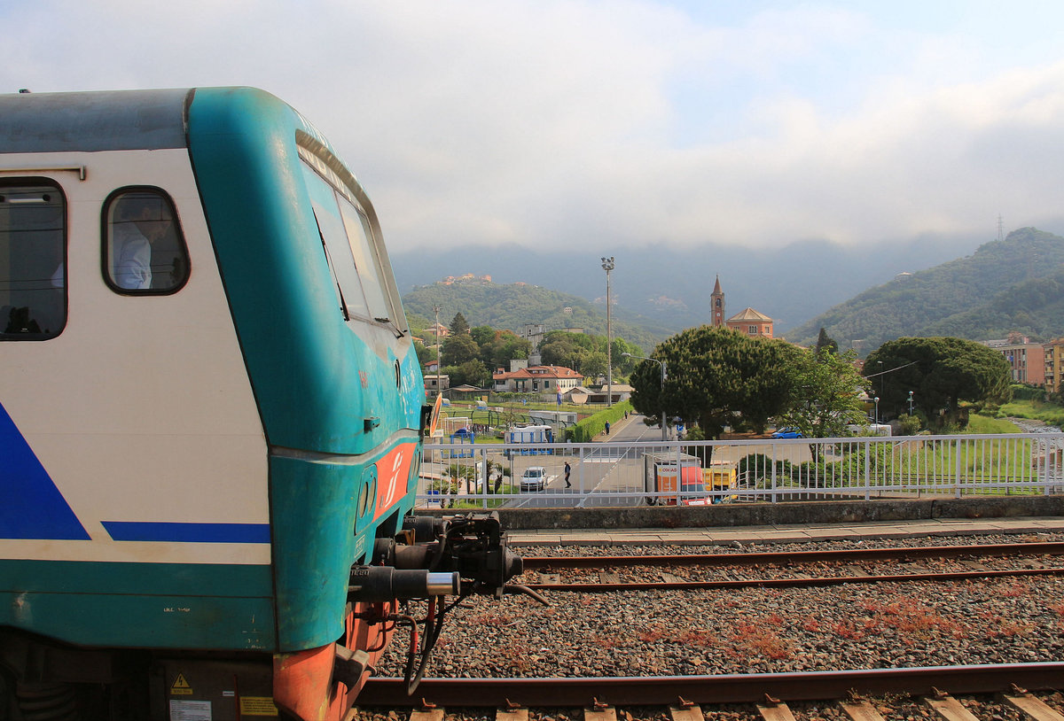 Blick auf die kleinen Städtchen in den steilen Bergen. Von Lévanto aus, mit Steuerwagen Typ 50 83 82-39 im Vordergrund. 7.Mai 2018 