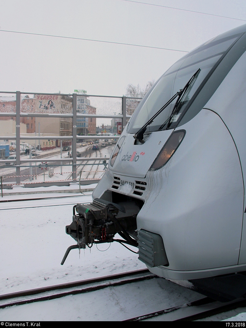 Blick auf die leicht verschneite Delitzscher Straße neben der Front von 9442 611 (Bombardier Talent 2) von Abellio Rail Mitteldeutschland in Halle(Saale)Hbf. [17.3.2018 | 17:40 Uhr]