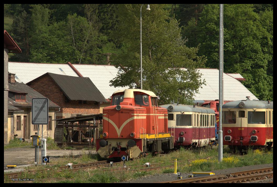 Blick auf die Museumsfahrzeuge der Zahnradbahn Ära im Bahnhof Tanvald am 24.5.2016.