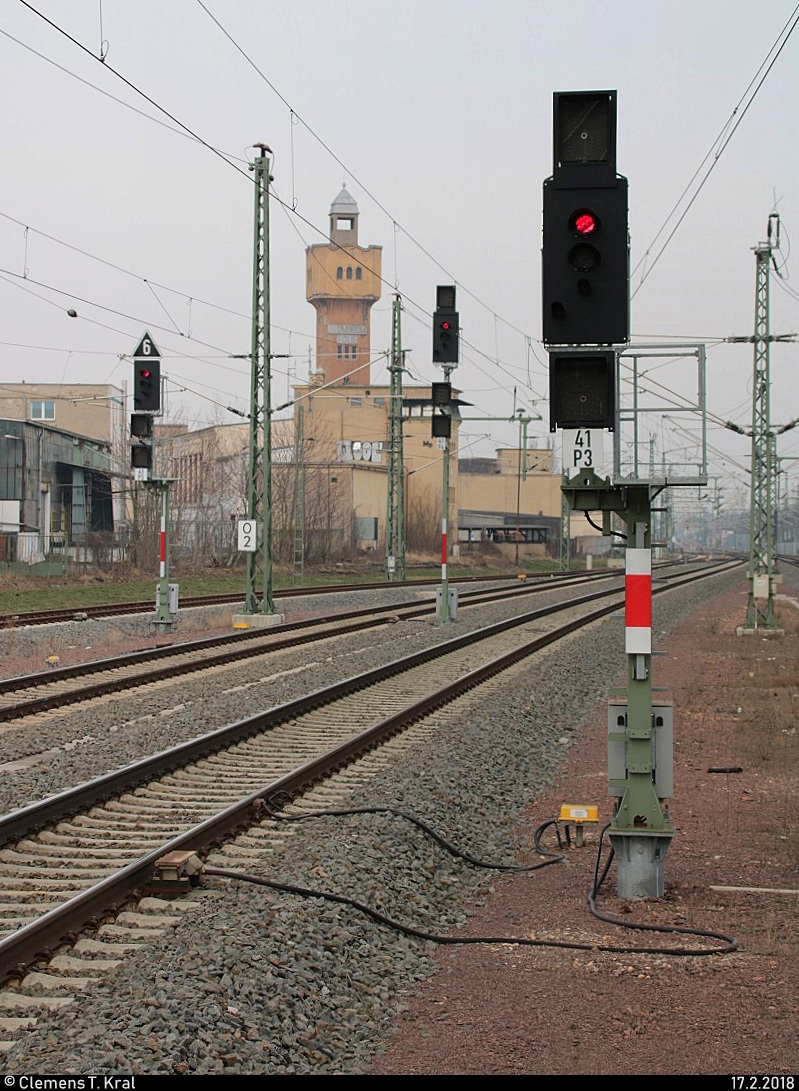 Blick auf das nördliche Gleisvorfeld des Bahnhofs Merseburg mit Ks-Signalen und dem Turm der Aluminiumfolie Merseburg GmbH. [17.2.2018 | 13:36 Uhr]
