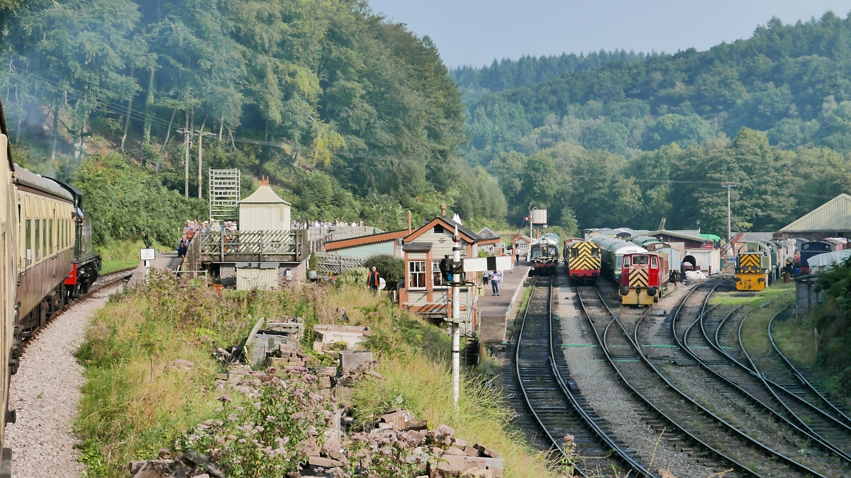 Blick auf die Norchard Low Level Station der Dean Forest Railway, 14.9.2016

Der Höhenunterschied zur Norchard High Level Station links ist deutlich sichtbar.