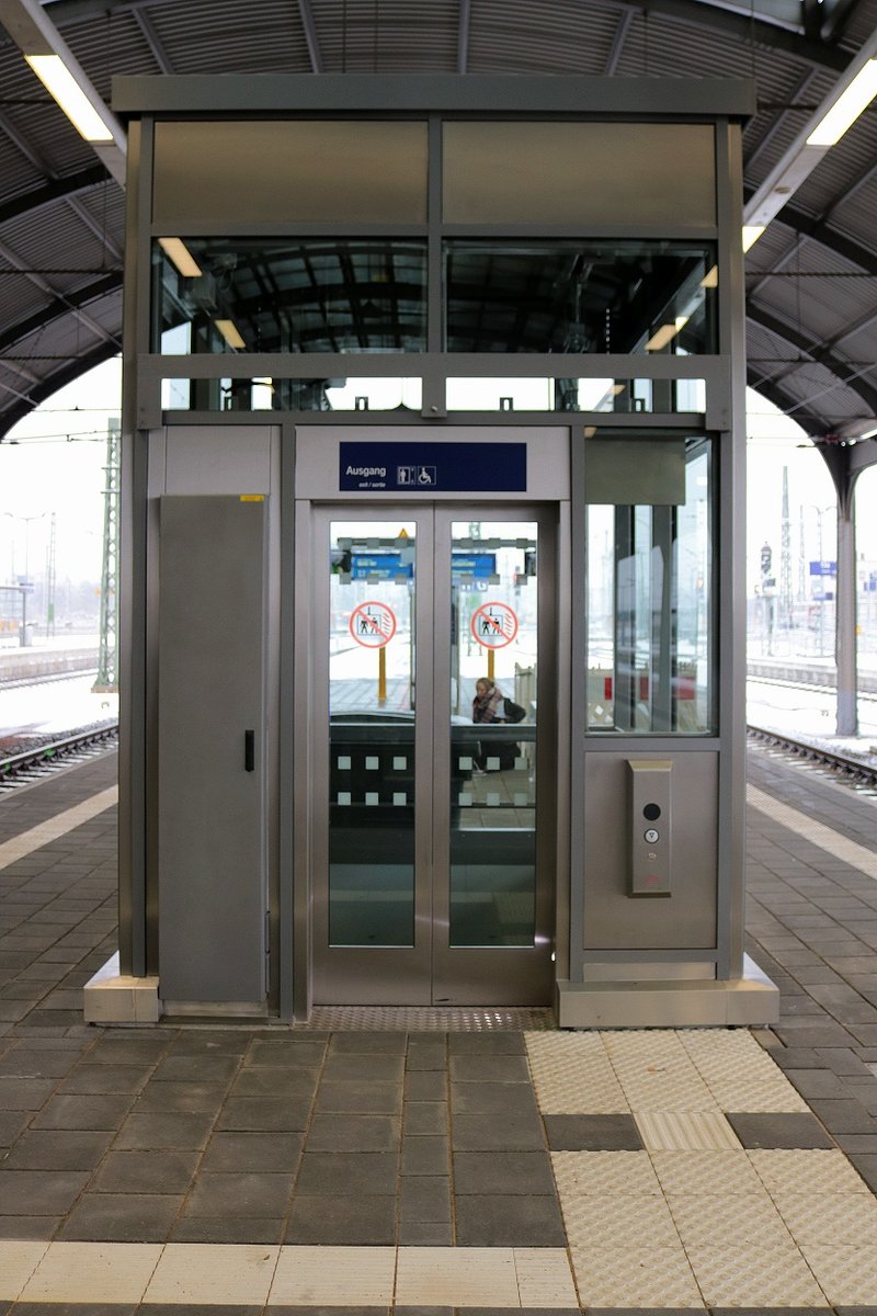 Blick auf den Personenaufzug auf Bahnsteig 10/11 in Halle(Saale)Hbf. Bild durchlief die Selbstfreischaltung. [3.12.2017 | 14:53 Uhr]