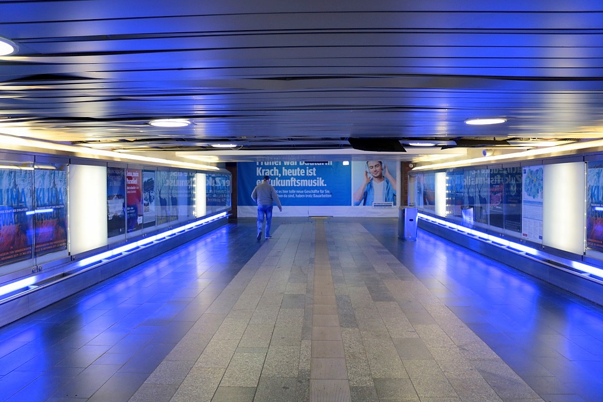Blick auf den Personentunnel der Westseite in Halle(Saale)Hbf, der aufgrund der Bauarbeiten im Rahmen der VDE 8 nur noch zu Gleis 1 führt. [27.12.2017 | 15:33 Uhr]