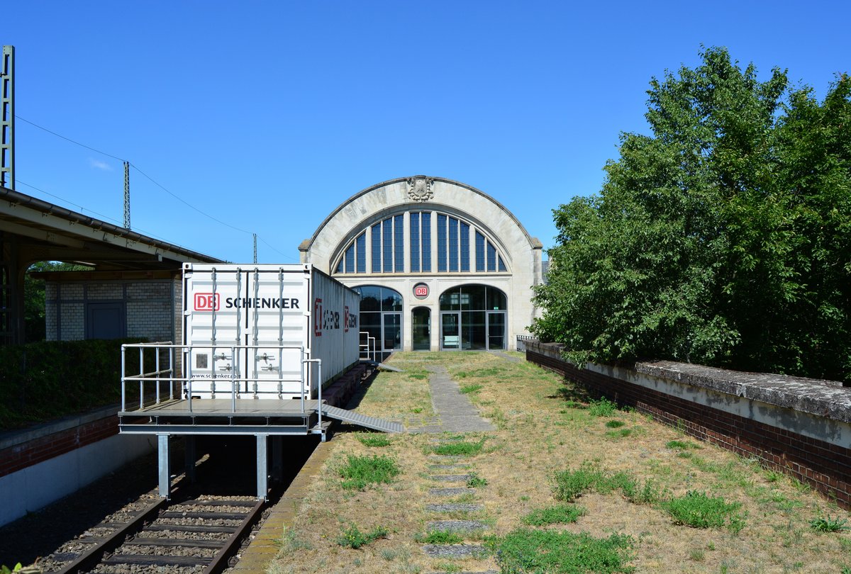 Blick auf den Potsdamer Kaiserbahnhof. Heute befindet sich im ehemaligen Kaiserbahnhof die DB Akademie.

Potsdam 23.07.2018