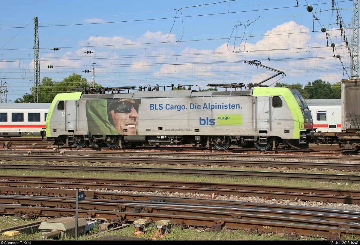 Blick auf Re 486 501-0 der BLS Cargo AG mit Sattelaufliegern auf Flachwagen (KLV-Zug), die den Bahnhof Basel Bad Bf (CH) in nördlicher Richtung durchfährt.
Aufgenommen vom öffentlich zugänglichen Parkplatz neben der Schwarzwaldallee.
[13.7.2018 | 16:41 Uhr]