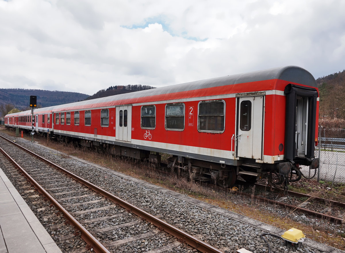 Blick auf eine Reihe abgestellter, ehemaliger DB-Regio Wagen, im Bahnhof Amorbach.
Aufgenommen am 23.3.2016