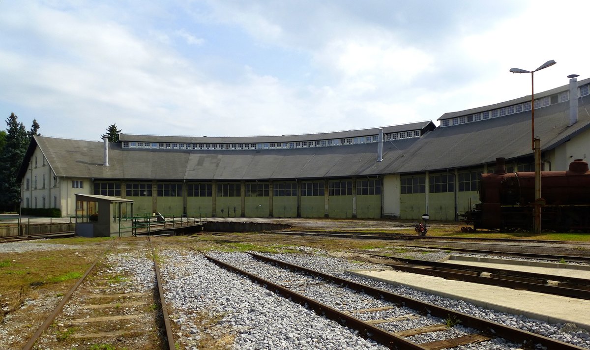 Blick auf den Ringlokschuppen im Eisenbahnmuseum in Ljubljana, Juni 2016