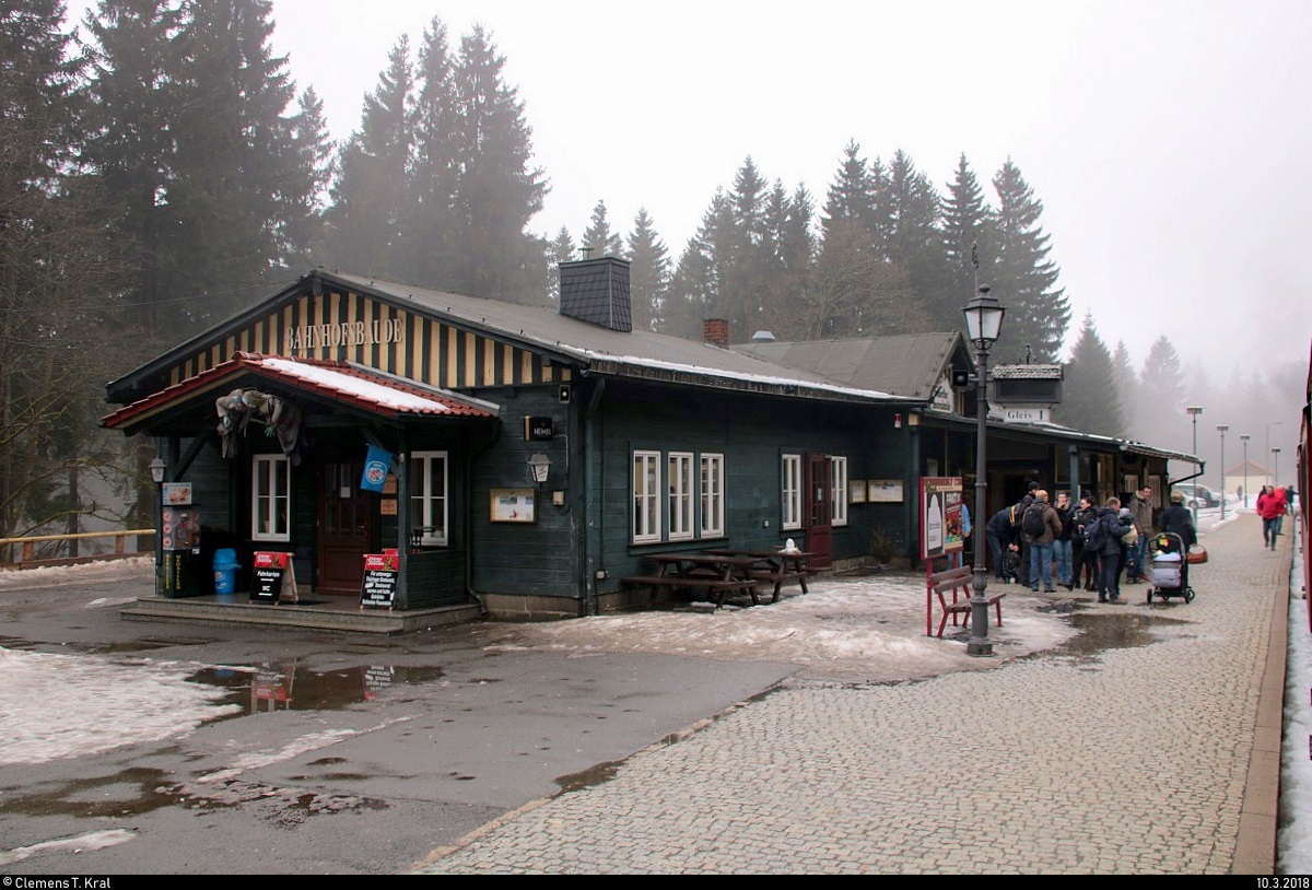 Blick auf das schöne Gebäude des Bahnhofs Schierke der Harzer Schmalspurbahnen GmbH (HSB) bei Nebel. [10.3.2018 | 10:52 Uhr]