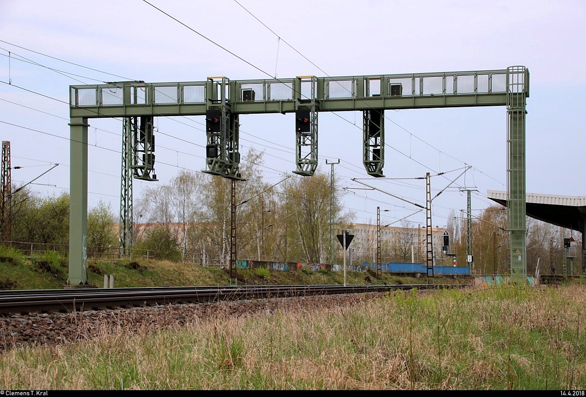 Blick auf eine Signalbrücke am östlichen Ende des Hp Halle-Silberhöhe auf der Bahnstrecke Halle–Hann. Münden (KBS 590). Bis Böllberg-Wörmlitz ist die Strecke mit Ks-Signalen ausgestattet, ab Angersdorf gibt es Hl-Signale. [14.4.2018 | 9:38 Uhr]