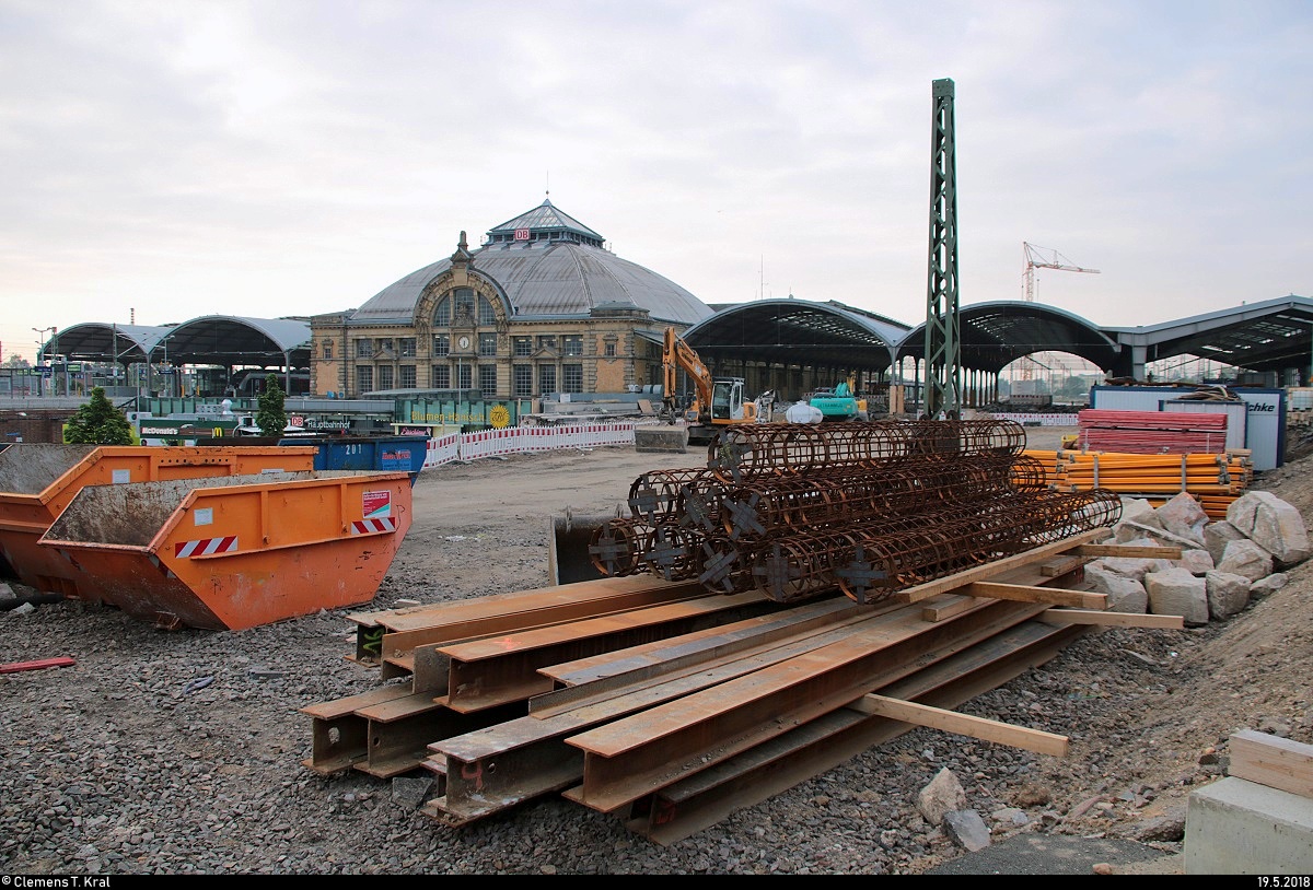 Blick auf den Stand der Umbauarbeiten auf der Westseite in Halle(Saale)Hbf. Der Abriss der Arkaden, die zuvor einige Geschäfte beinhalteten, ist zum Zeitpunkt in vollem Gange.
Aufgenommen am Treppenzugang auf Bahnsteig 1/2.
[19.5.2018 | 6:30 Uhr]