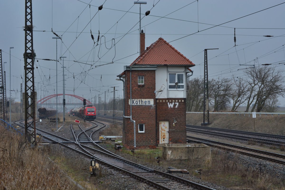 Blick auf das Stellwerk W7 in Köthen. Hinter dem Stelllwerk steht 187 164 mit einem Mischer abgestellt. Später wird sie sich gen Halle auf den Weg machen. Schon bald ist es mit der Idylle hier vorbei denn ab Ostern wird Köthen auf ESTW umgebaut.

Köthen 01.03.2019