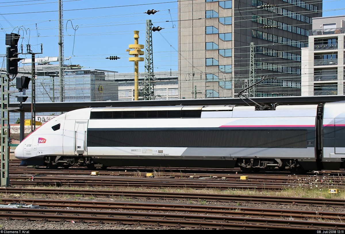 Blick auf Triebkopf 4708 (93 87 0310 016-5 F-SNCF | TGV Duplex) der Société nationale des chemins de fer français (SNCF) als verspäteter TGV 9551 (Linie 82) von Paris Est, der seinen Endbahnhof Frankfurt(Main)Hbf auf Gleis 16 erreicht.
[8.7.2018 | 13:11 Uhr]