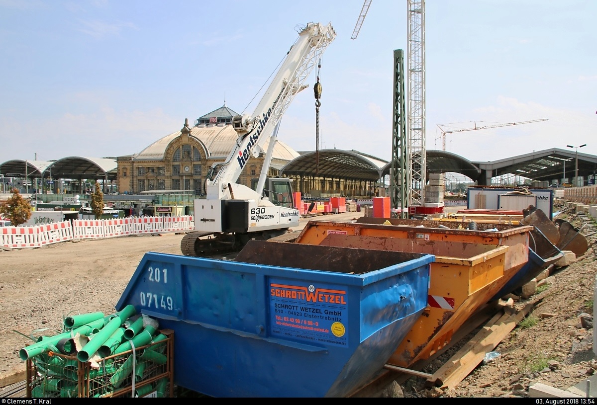 Blick auf die im Umbau befindliche Westseite von Halle(Saale)Hbf mit Baukränen und -containern sowie im Hintergrund dem Empfangsgebäude.
Aufgenommen am Treppenzugang auf Bahnsteig 1/2.
[3.8.2018 | 13:54 Uhr]