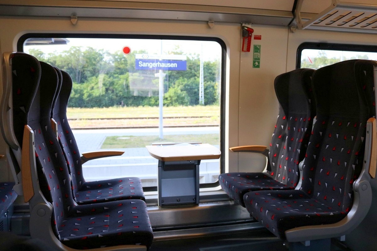 Blick auf eine Vierer-Sitzgruppe in einer dreiteiligen BR 9442 (Bombardier Talent 2) von Abellio Rail Mitteldeutschland als RE 74713 (RE9) von Eichenberg nach Bitterfeld. Aufgenommen am Bahnhof Sangerhausen. [19.7.2017 - 17:59 Uhr]