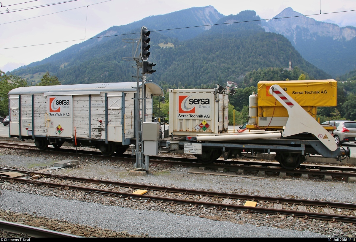 Blick auf Wagen P 10154 und P 10167 der Sersa Group, die im Bahnhof Reichenau-Tamins (CH) der Rhätischen Bahn (RhB) abgestellt sind.
[10.7.2018 | 16:11 Uhr]