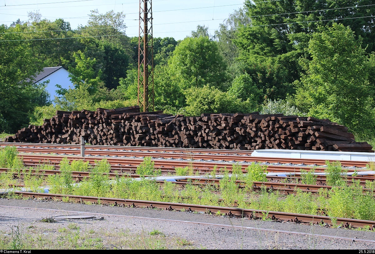 Blick auf zahlreiche Holzschwellen im Bahnhof Halle-Nietleben, die im Zuge von Gleisbauarbeiten zwischen dem Hp Halle-Neustadt und Halle Zscherbener Straße abgelegt wurden.
[25.5.2018 | 17:44 Uhr]