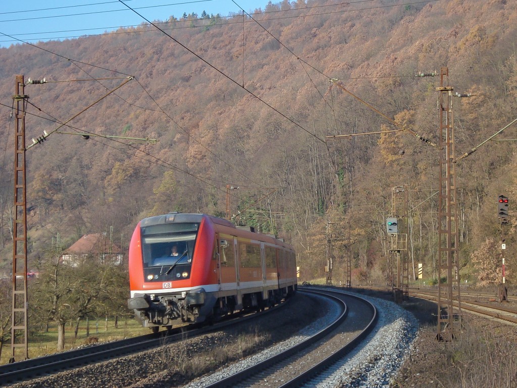 Blick aus dem alten Bahnhof Wernfeld nach Norden auf einen RE nach Würzburg. Am 21.11.11 setzte die DB dafür noch  Puma -Wagen ein.
