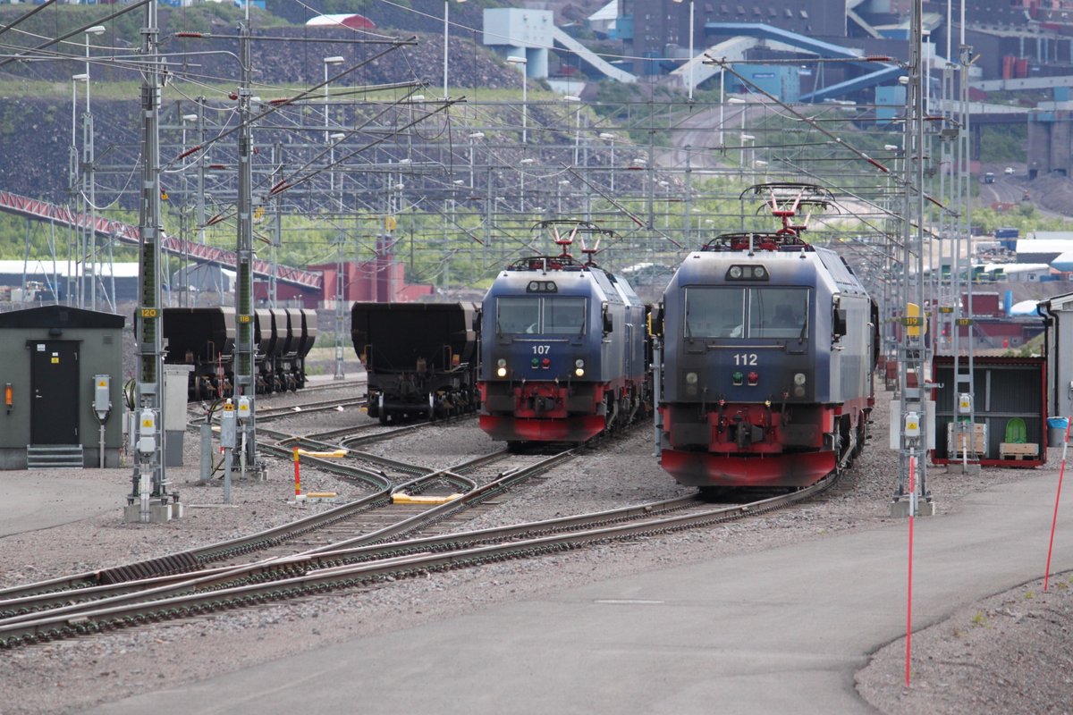Blick aus dem fahrenden Zug auf die Gleisanlagen der Erzmine in Kiruna. Aufnahmedatum: 19.07.2017