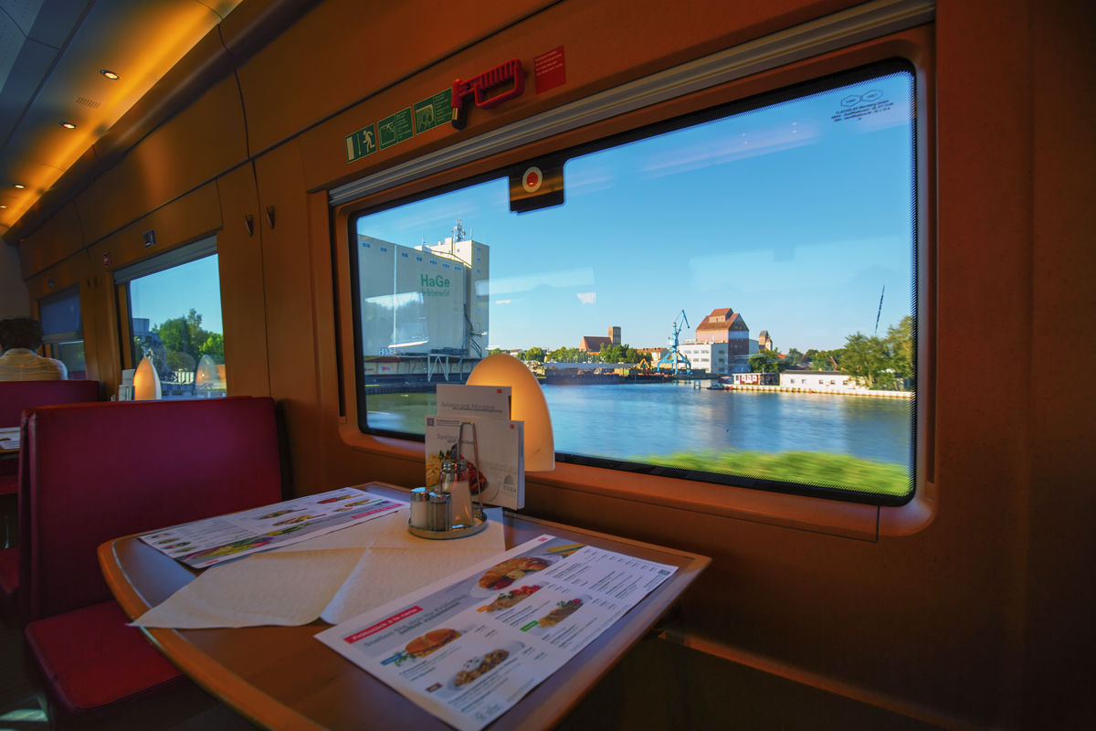 Blick aus dem Fenster des Bordrestaurants ICE 1632 auf den Hafen von Anklam. - 26.08.2016