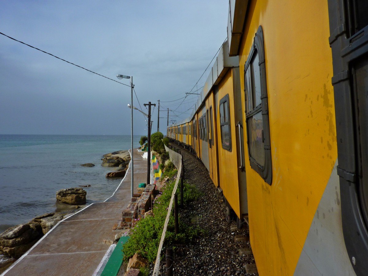 Blick aus dem Zugfenster auf dem Weg von Kapstadt nach Simonstown am 26.07.2014.