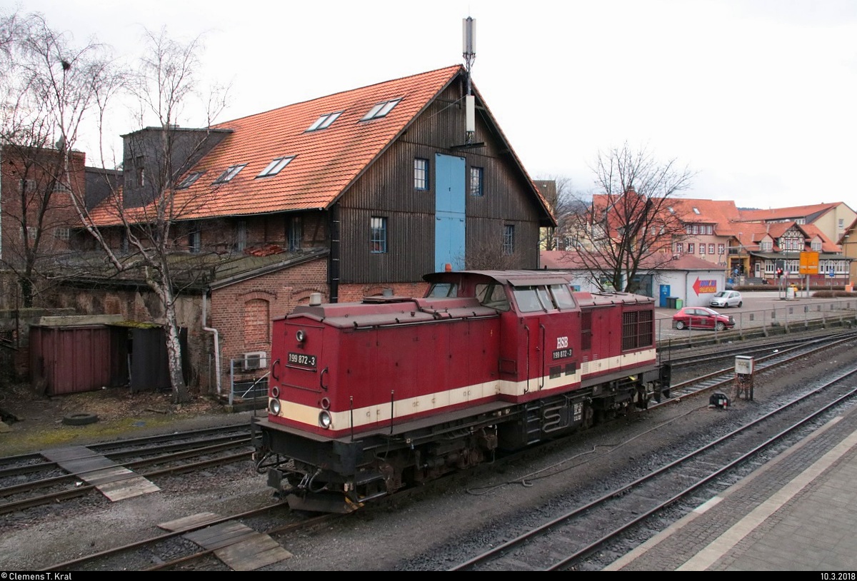 Blick von der Aussichtsplattform auf 199 872-3  Harzkamel  der Harzer Schmalspurbahnen GmbH (HSB), die im Bahnhof Wernigerode abgestellt ist. [10.3.2018 | 9:34 Uhr]