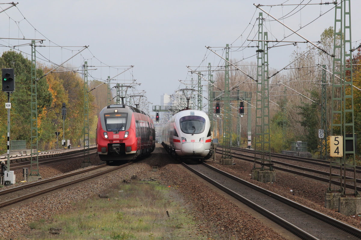 Blick vom Bahnhof Berlin-Jungferneide Richtung Osten. 442 636 kommt von Berlin-Hbf. und wird in Jungfernheide halten. Der ICE-T durchfuhr den Bhf. von Berlin-Spandau kommend nach Berlin-Hbf..