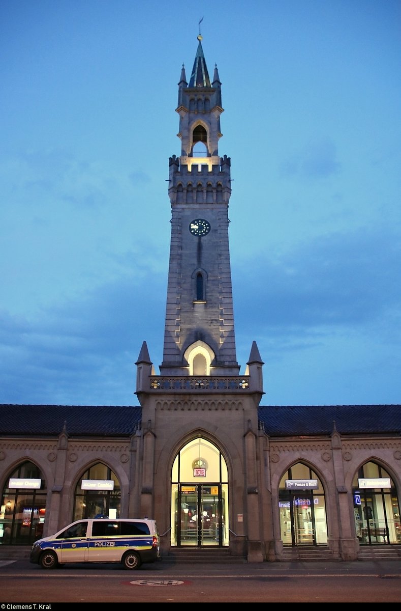 Blick vom Bahnhofplatz auf den Glockenturm des Bahnhofs Konstanz zur  blauen Stunde .
[9.7.2018 | 21:48 Uhr]