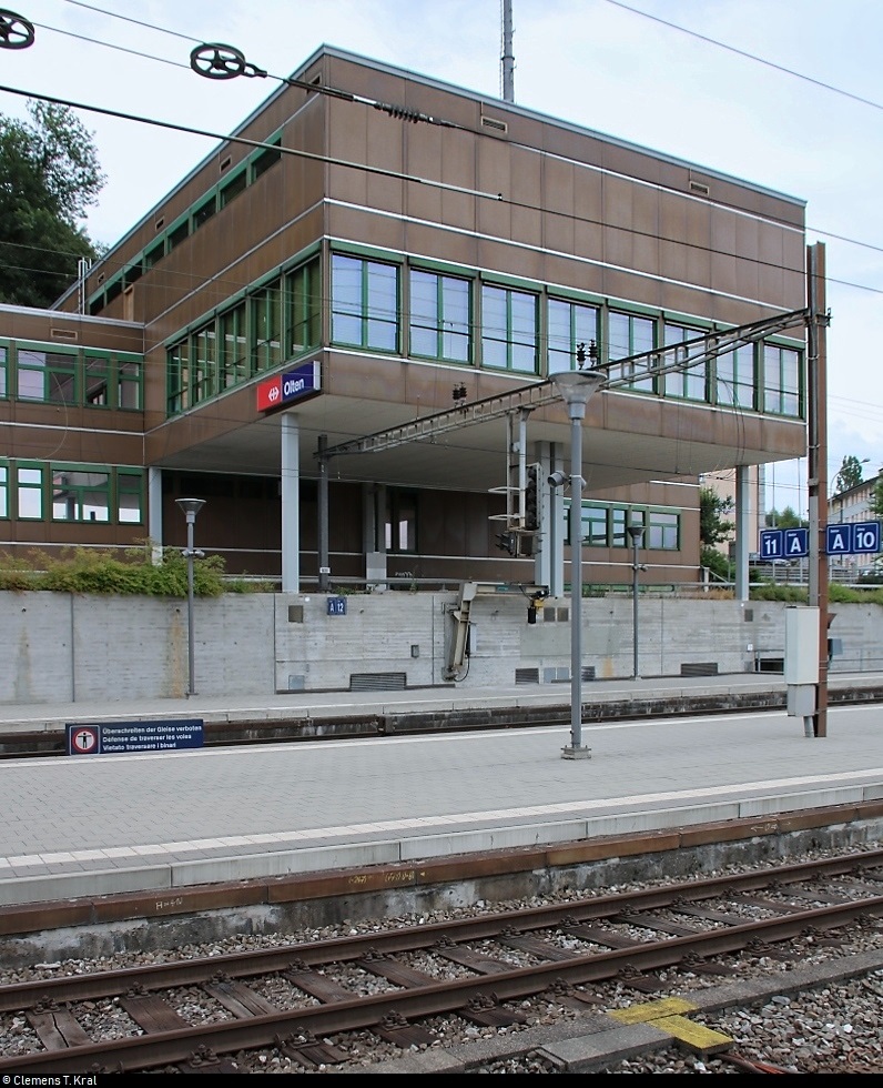 Blick von Bahnsteig 8/9 auf das alte Stellwerk im Bahnhof Olten, das vor einiger Zeit bereits von einem modernen Stellwerk ersetzt wurde.
Ohne Funktion fristet das  braune Haus  nun sein klägliches Dasein.
[10.7.2018 | 13:45 Uhr]