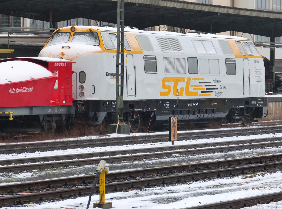 Blick vom Bahnsteigende stark rangezoomt auf die SGL V270.09 221 121 in Weiden. 05.01.2019