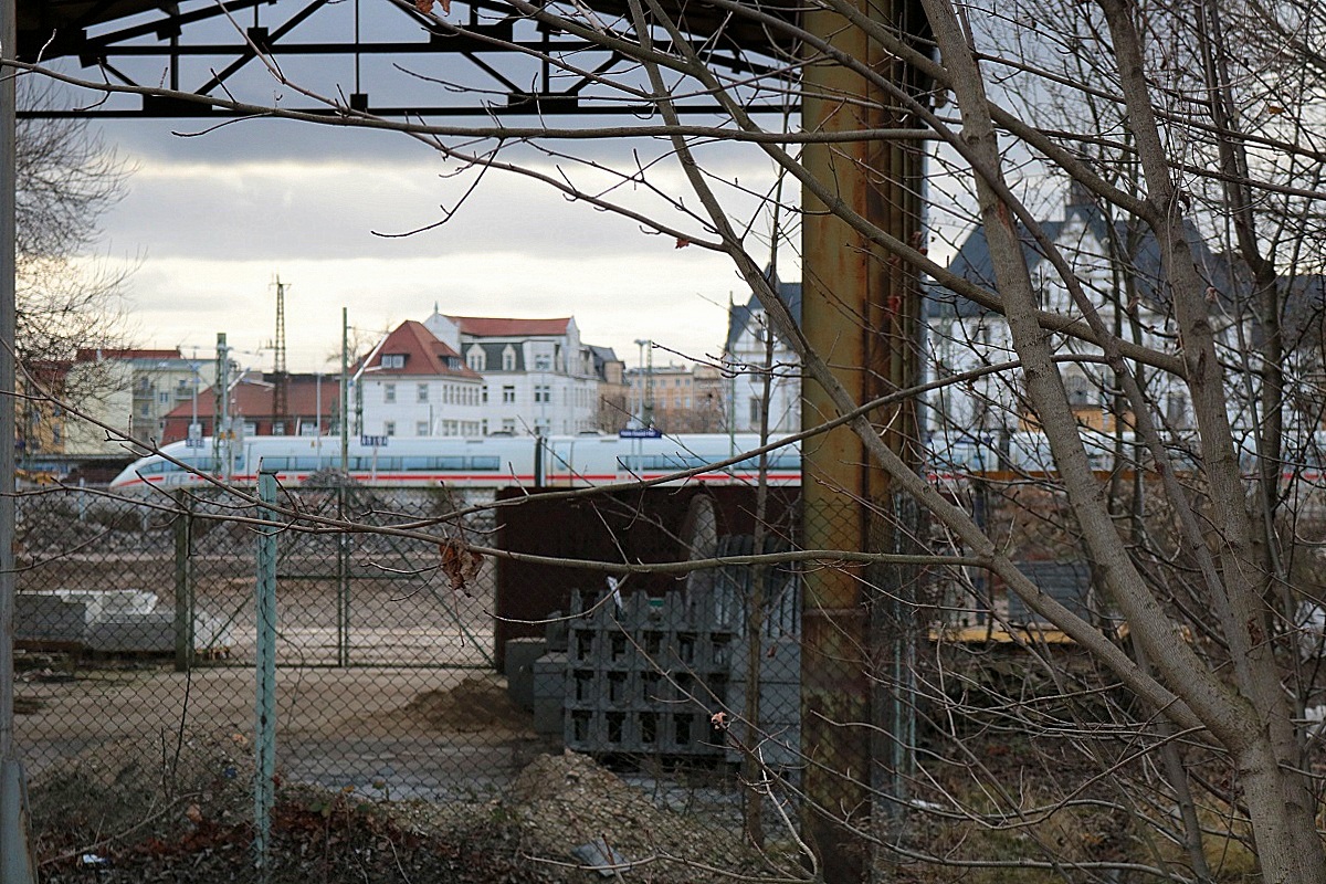 Blick vom Bahnübergang Karl-von-Thielen-Straße auf eine BR 403 als ICE 1004 (Linie 29) von München Hbf nach Berlin Gesundbrunnen in Halle(Saale)Hbf im Hintergrund. Der ursprüngliche, nicht gelungene Plan war es, den Zug zu fokussieren; daher ist die Aufnahme etwas missglückt. [28.12.2017 | 14:39 Uhr]