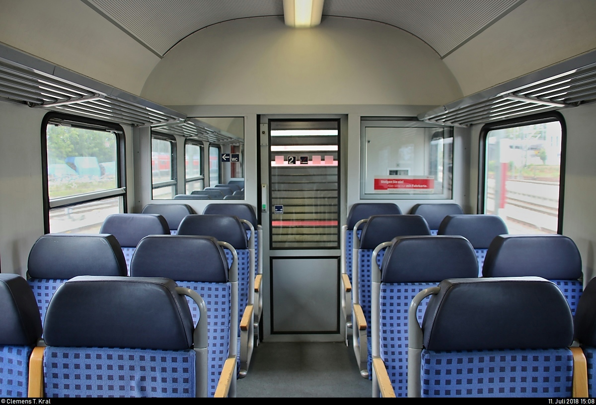 Blick in einen Endraum eines n-Wagens, der im RE 4226 bzw. IRE 4226 von Lindau Hbf nach Stuttgart Hbf eingereiht ist und von 218 409-1 der DB ZugBus Regionalverkehr Alb-Bodensee GmbH (RAB) (DB Regio Baden-Württemberg) gezogen wird.
[11.7.2018 | 15:08 Uhr]