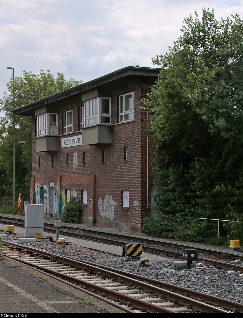 Blick vom Ende des Bahnsteigs 2/3 auf eines von ursprünglich drei elektromechanischen Stellwerken im Bahnhof Friedrichshafen Stadt.
Seit Ende 2004 wird der Bahnhof aus einem elektronischen Stellwerk (ESTW) gesteuert.
[11.7.2018 | 11:00 Uhr]