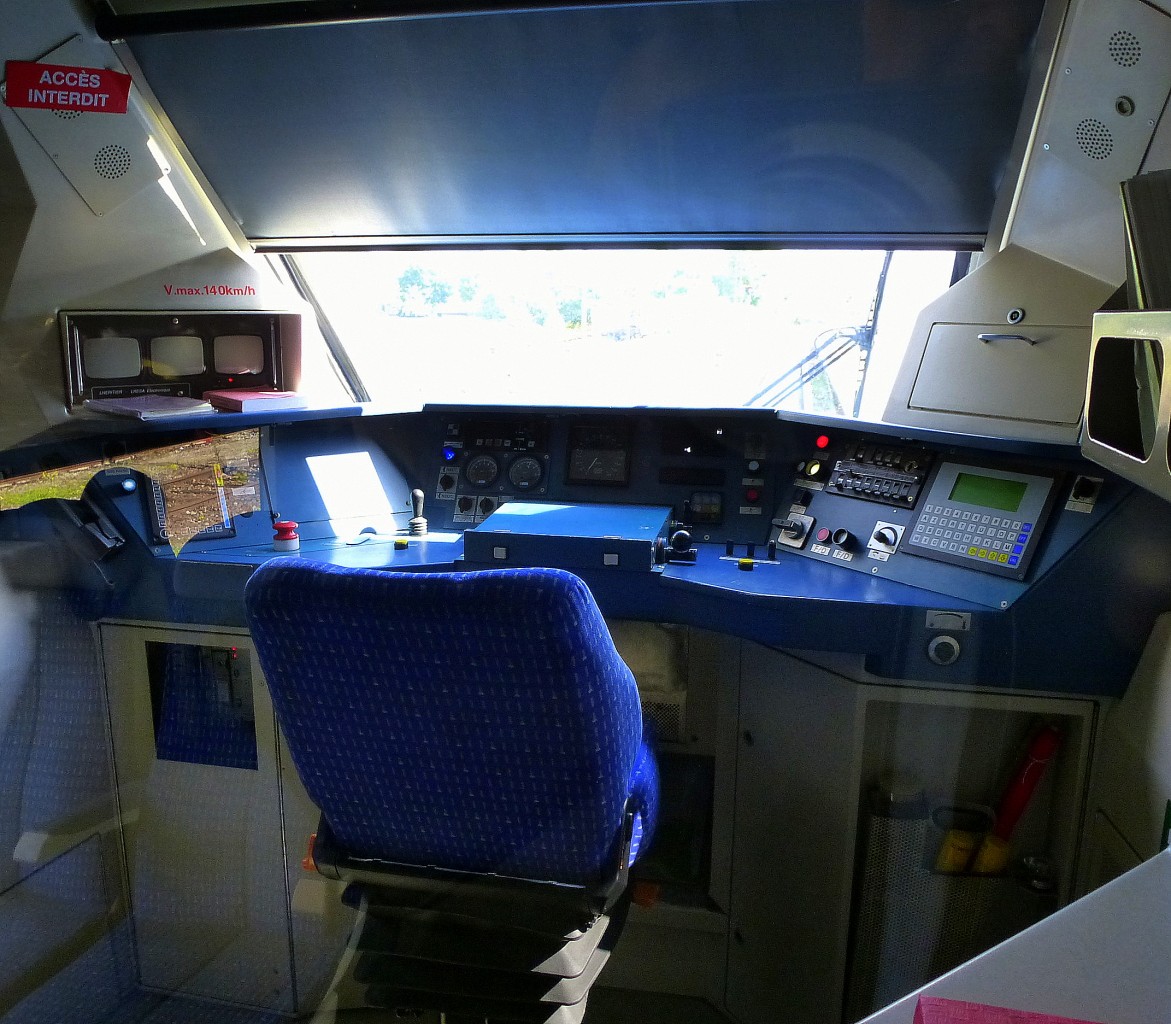 Blick in den Fhrerstand eines franzsischen Dieseltriebwegens vom Typ X73900 der Firma Alstom, Mai 2014