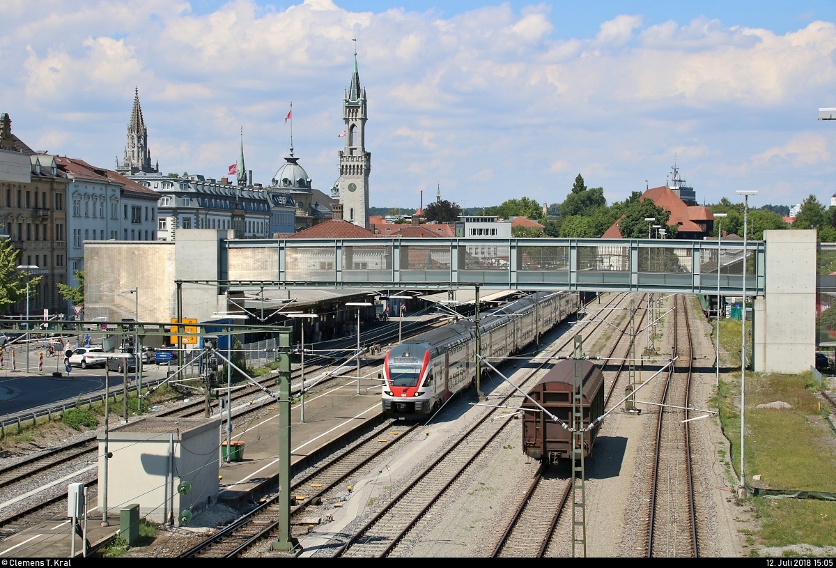 Blick von der Fußgängerbrücke zum LAGO auf den Bahnhof Konstanz.
Auf Gleis 3 verlässt RABe 511 018 (Stadler DOSTO) SBB als IR 2126 (IR 75) nach Zürich HB (CH) seinen Startbahnhof.
[12.7.2018 | 15:05 Uhr]