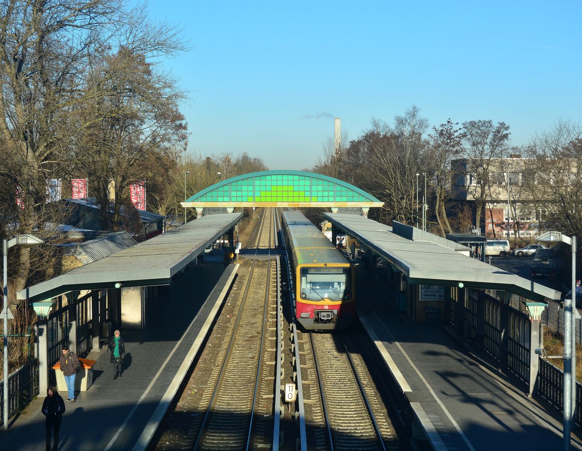 Blick vom Fußgängerübergang auf die S-Bahn Station Buckauer Chaussee mit einem unbekannten 481er Doppel als S2 nach Bernau.

Berlin Marienfelde 08.01.2018