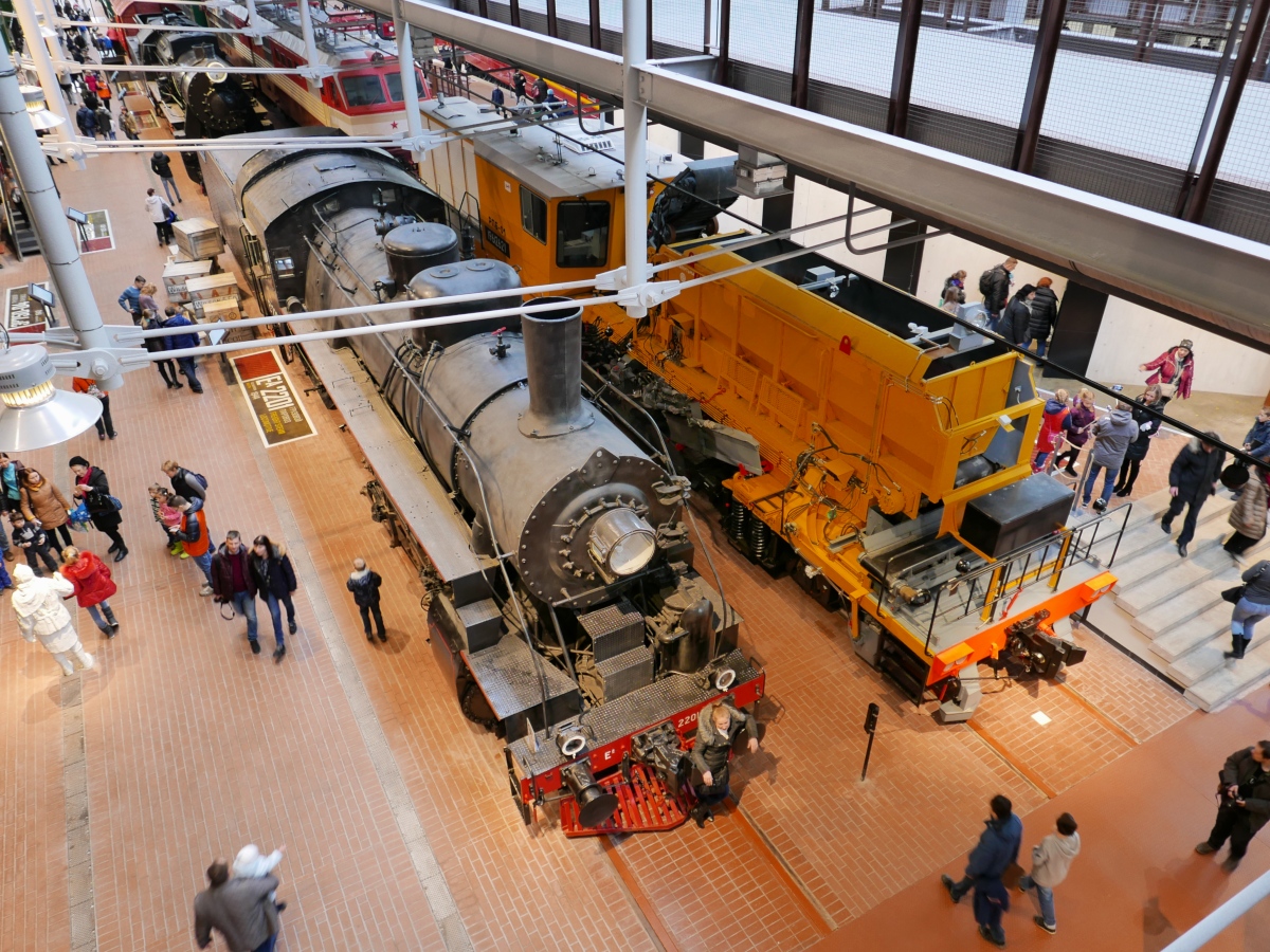 Blick von der Galerie über die Fahrzeughalle im Russischen Eisenbahnmuseum in St. Petersburg, 4.11.2017 

Vorne die Güterzug-Dampflok EA 2201, dahinter die dort temporär ausgestellte Gleisbaumaschine РПБ-01 von Kalugaputmash.