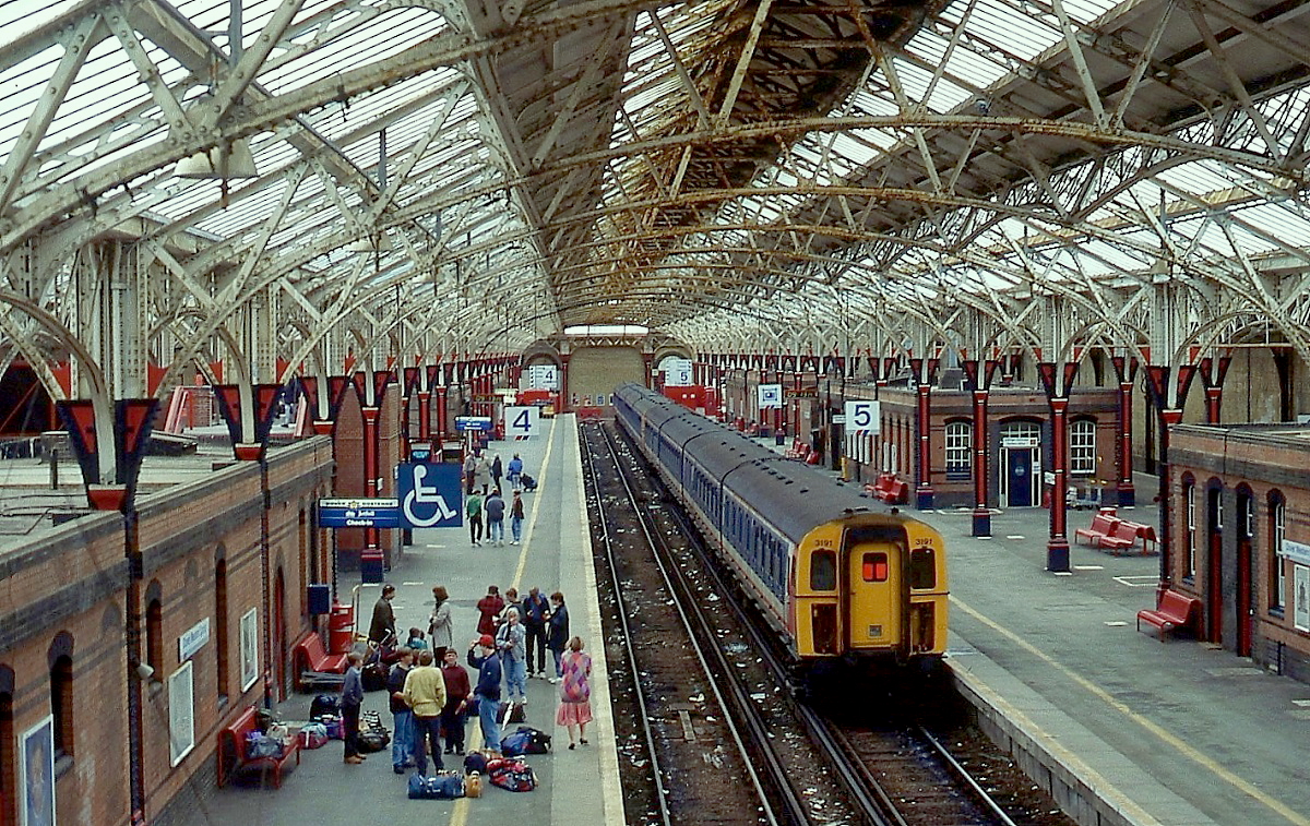 Blick in die Halle von Dover Western Docks mit dem BR-Stromschienenzug Class 423 3191 (April 1992). Diese Züge beförderten die Passagiere der Fähren vom Kontinent nach London Victoria. 1994 fuhr hier der letzte Zug. Die schöne Halle blieb erfreulicherweise erhalten.
