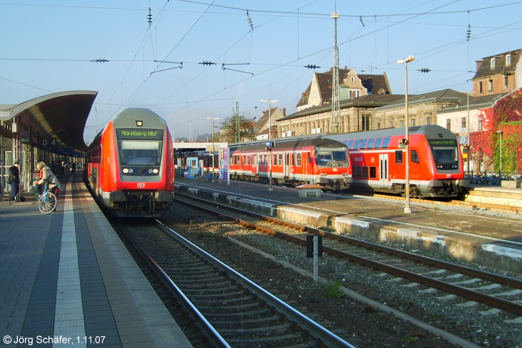 Blick nach Norden auf den Bahnhof Erlangen am 1.11.07: In den durchgehenden Hauptgleisen 1 und 4 hielten Doppelstockzüge als RE von Nürnberg nach Saalfeld und zurück. Im Überholungsgleis 2 stand eine Garnitur umgebauter Silberlinge als RB nach Lichtenfels.