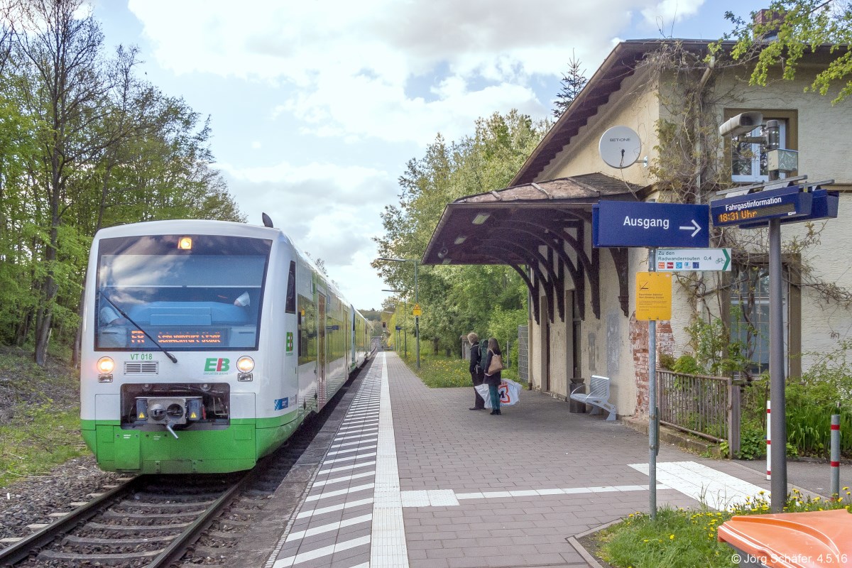 Blick nach Norden in Poppenhausen am 4.5.16: EiB-VT 003 hielt auf dem Weg nach Schweinfurt Stadt. Neben dem Empfangsgebäude liegt nur noch das durchgehende Hauptgleis.