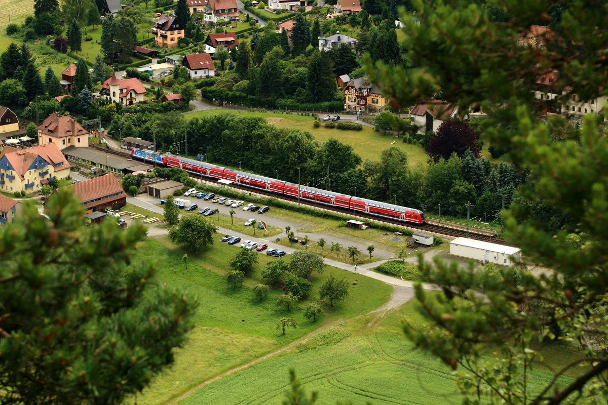 Blick per Tele am 16.06.2017 vom Bastei-Felsen. Ein S-Bahnzug aus Dresden macht gerade Stop im Haltepunkt Kurort Rathen, bevor es weiter in Richtung Schöna (tschechische Grenze) geht.