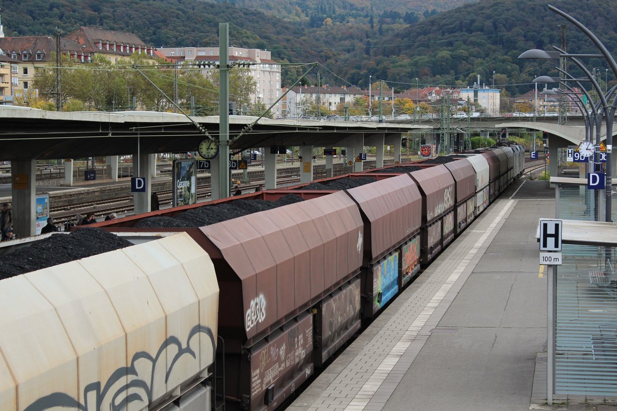 Blick in die prall gefüllten Wagen eines Kohlezuges nach Heilbronn. Aufnahmedatum: 25.10.2017 in Heidelberg