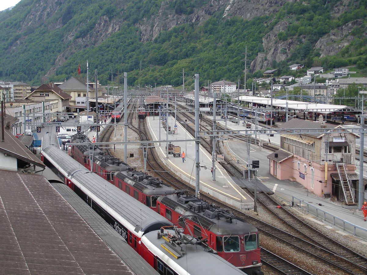 Blick über den Bahnhof Brig, auf einer Aussichtsplattform beim 100 Jahre Simplontunnel Fest am 20.5.2006.