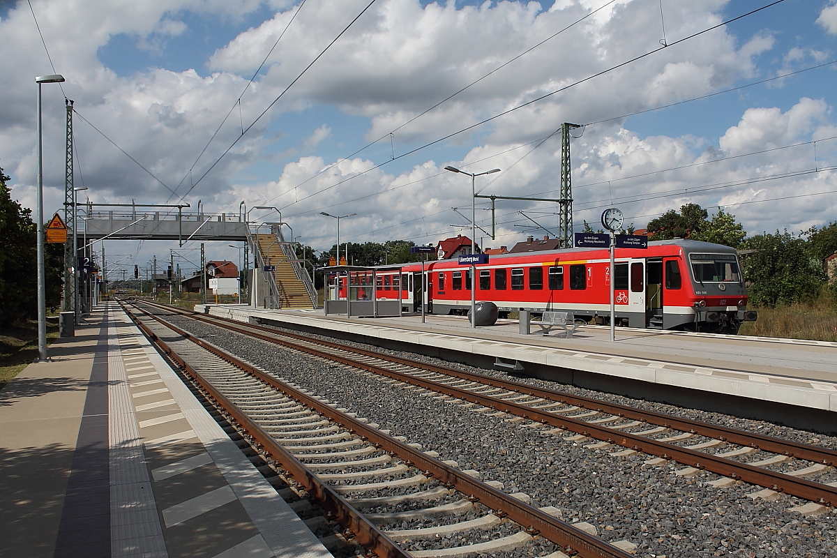 Blick über die neuen Bahnanlagen in Löwenberg (Mark) am 12.08.2014.
Im Hintergrund wartet der 628 588 der RB 54 auf Anschlußfahrgäste nach Rheinsberg (Mark).